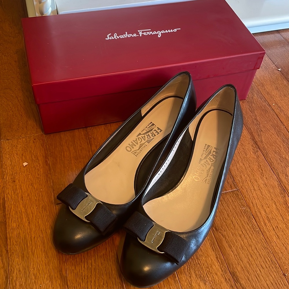 Stunning Salvatore Ferragamo black leather vara bow pump size 8.5